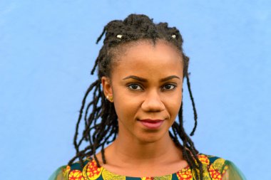 Çok arkadaşça genç Afro-Amerikan kadın