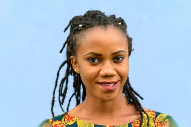 Düşünceli genç Afrikalı kadın onun dudak ısırma