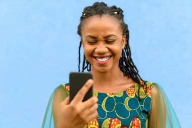 Mutlu sevimli genç Afrikalı kız sms okuma