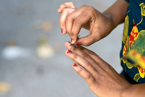 Joven mujer africana haciendo sus uñas al aire libre —  Fotos de Stock