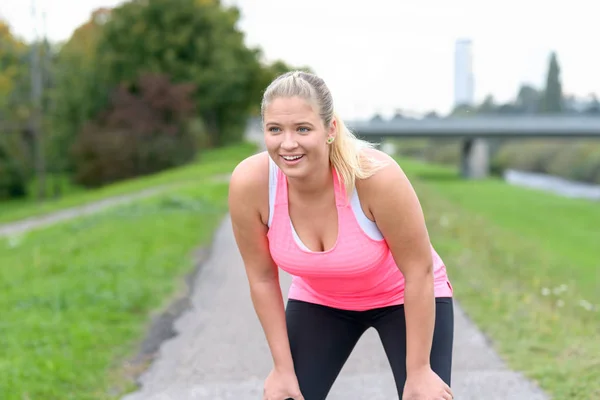 Rubia sonriente mujer descansando después de correr — Foto de Stock