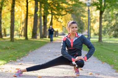 Gülümseyen güneşli günde parkta uzanan kadın