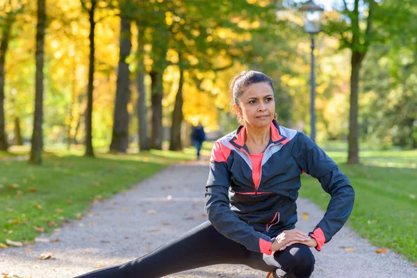 Gülümseyen güneşli günde parkta uzanan kadın