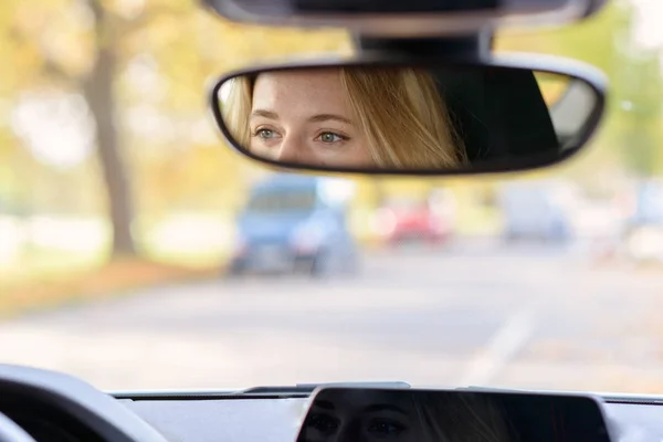 バックミラーで女性ドライバーの目 — ストック写真