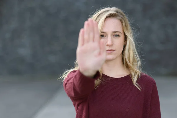 Stern fiatal nő, ami egy stop gesztus — Stock Fotó