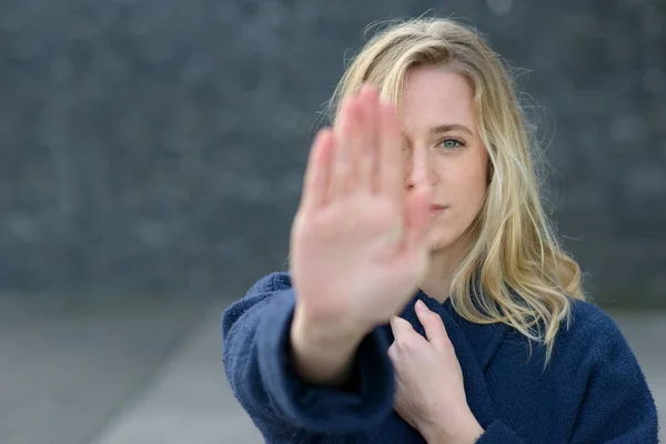 Stern jovem mulher fazendo um gesto de parada — Fotografia de Stock