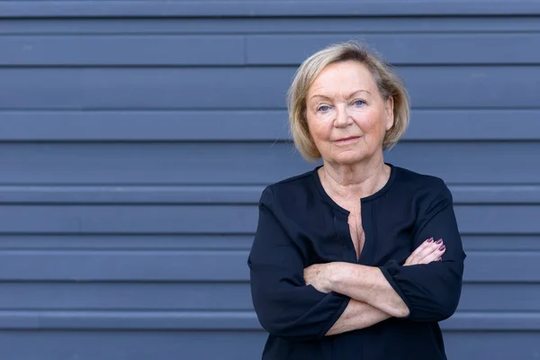 Confident trendy senior lady in a stylish outfit — Stock Photo, Image