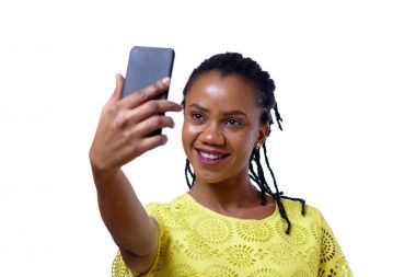 Gülümseyen selfie alarak esmer kadın