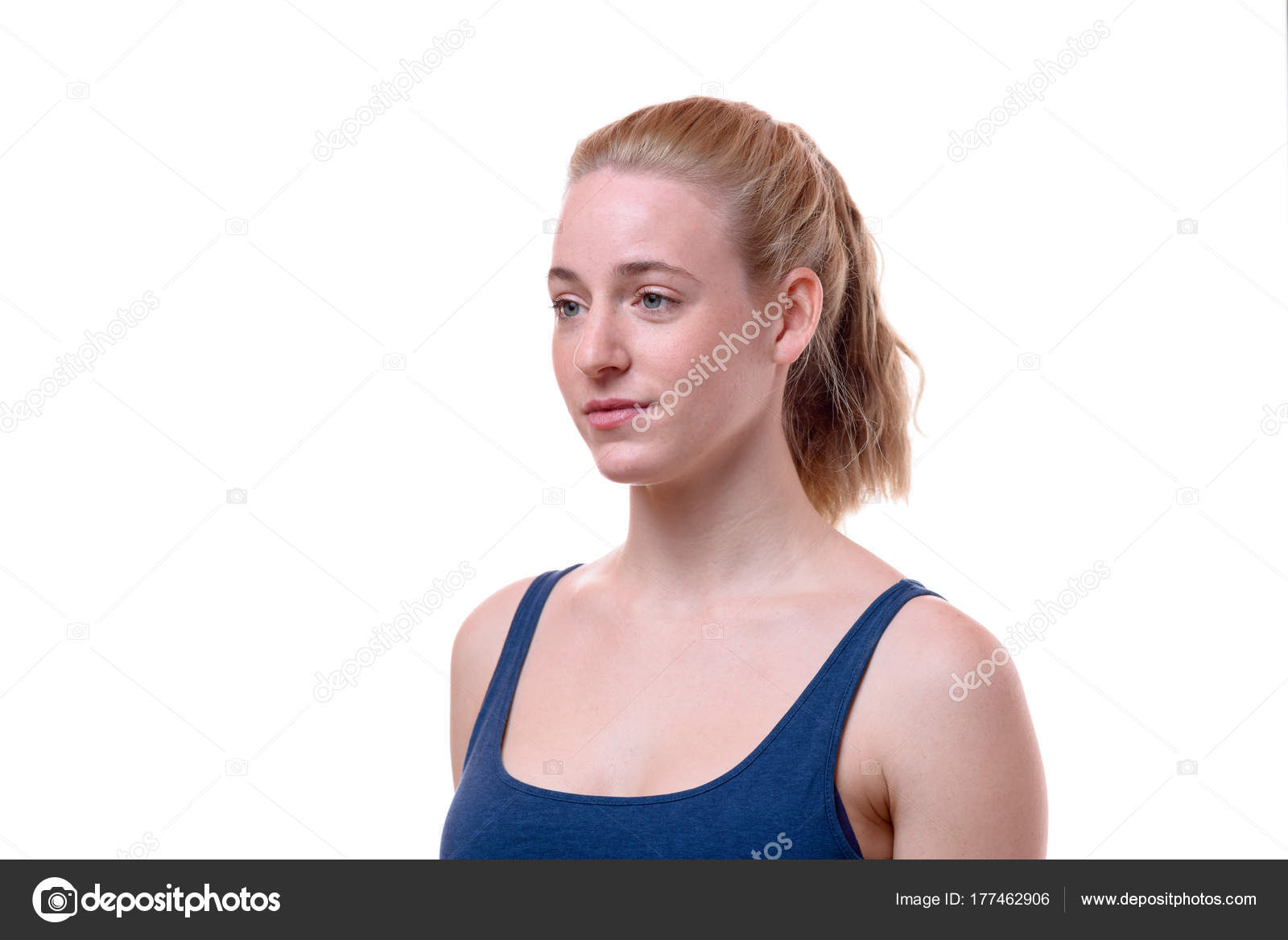 Joven mujer rubia en un perfil de tres cuartos — Fotos de Stock ... Joven mujer rubia en un perfil de tres cuartos — Fotos de Stock ...