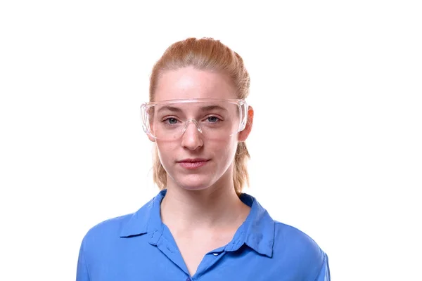 Ritratto di giovane donna con occhiali di sicurezza — Foto Stock