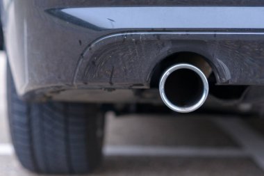 Bir araba egzoz borunun düşük açılı görünüş