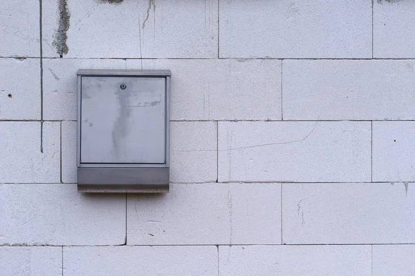 Caixa postal em uma parede exterior de bloco de cimento — Fotografia de Stock