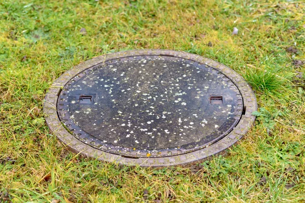 Kanalizasyon kapağı bir kırsal septik tank veya kanalizasyon — Stok fotoğraf