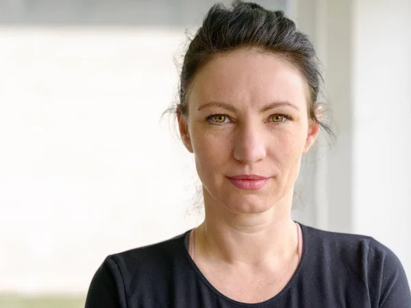 Attractive serious woman looking at the camera — Stock Photo, Image