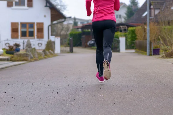 Vista trasera recortada de una mujer atlética corriendo — Foto de Stock