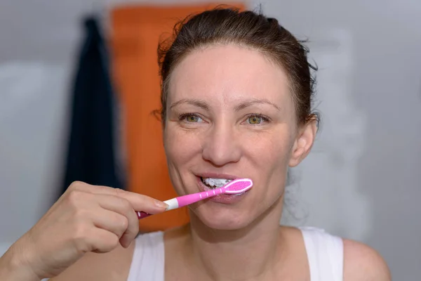 Mujer feliz cepillándose los dientes con un cepillo de dientes — Foto de Stock