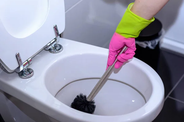 Kadın pembe eldiven tuvalet temizlik — Stok fotoğraf