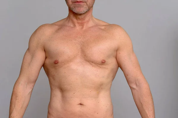 Retrato de estudio del torso y los brazos maduros del hombre — Foto de Stock