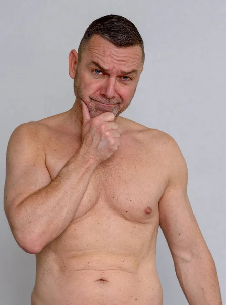Retrato de hombre maduro desnudo mirando quizzical — Foto de Stock