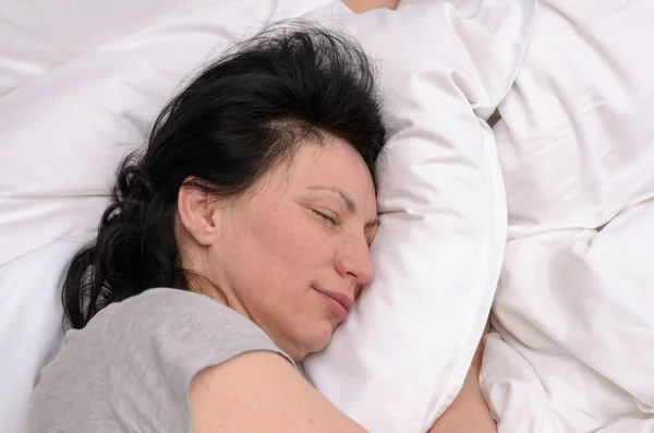 Mujer joven disfrutando de un buen sueño reparador — Foto de Stock