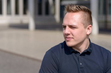 Ciddi genç adam gözleri kadar vidalama