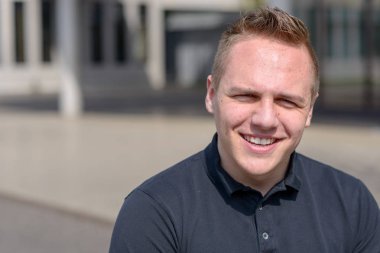 Dost yakışıklı genç sıcak bir gülümseme ile