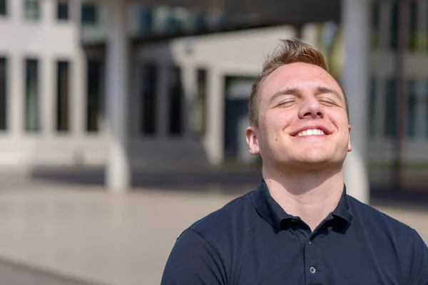 Feliz hombre atractivo disfrutando del sol de primavera — Foto de Stock