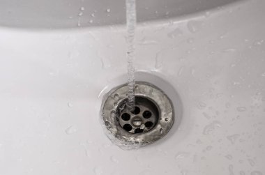 Açık fişli bir havzaya veya lavaboya akan su