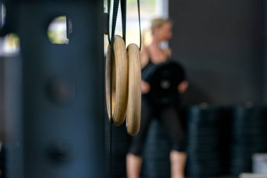 Ağırlıklarla çalışan kadın.