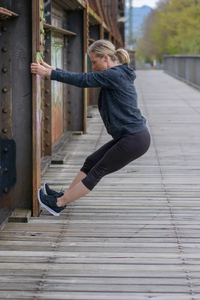 Mujer rubia atlética haciendo ejercicios de estiramiento — Foto de Stock