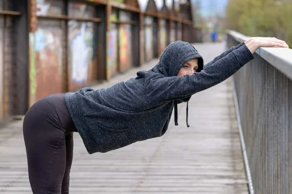 Mujer delgada con un cuerpo de ajuste tonificado — Foto de Stock