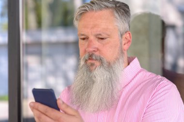 Çekici sakallı adam kısa mesaj okuma