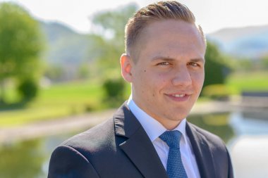 Gülen bir gülümseme ile genç profesyonel adam