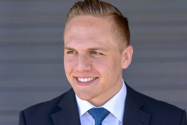 Sorrindo bonito jovem empresário — Fotografia de Stock