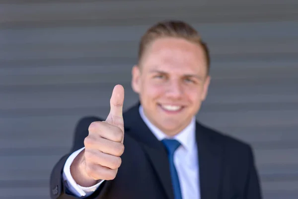 Glad ung affärsman ger tummen upp — Stockfoto