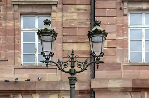 Antico lampione in ferro battuto stile lanterna — Foto Stock