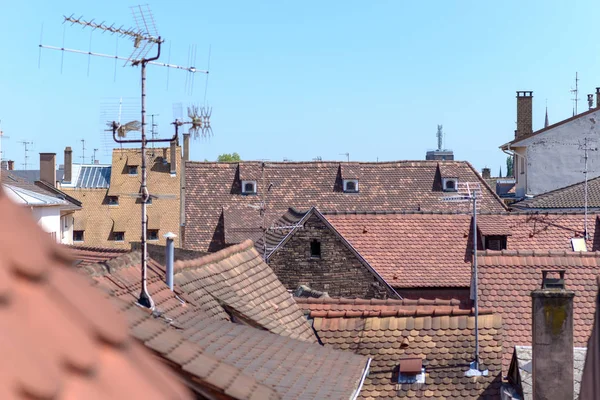 Anten olan bir kasabada kırmızı kiremitli çatıları — Stok fotoğraf