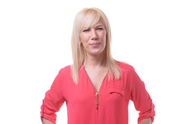 Hoş bir gülümsemesi olan sarışın kadın