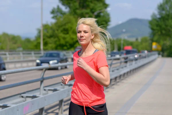 Atractiva mujer sana en forma salir corriendo — Foto de Stock