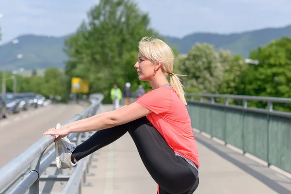 Mujer atlética haciendo ejercicios de calentamiento — Foto de Stock