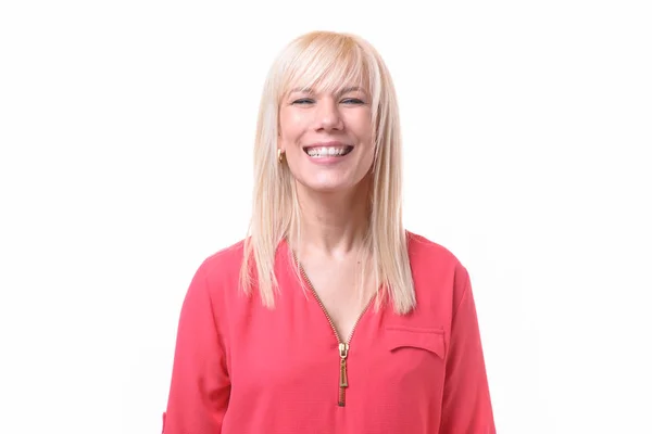 Blonde junge Frau mit strahlendem Lächeln — Stockfoto