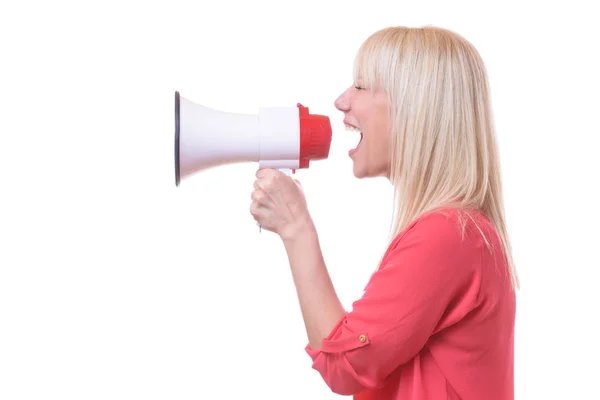Jonge blonde vrouw schreeuwen in een megafoon — Stockfoto