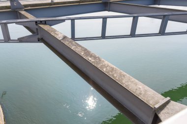 Metal kirişler köprü desteği oluşturuyor