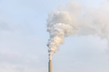 Endüstriyel bacadan yükselen duman