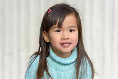 Çekici genç kız kameraya dalgın dalgın bakıyor.