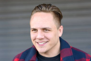 Yakışıklı bir genç adam ve dostane bir gülümseme.