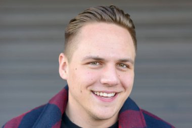 Yirmili yaşlarda çekici, modern bir genç adam.