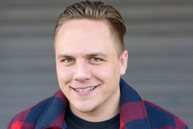 Yirmili yaşlarda çekici, modern bir genç adam.