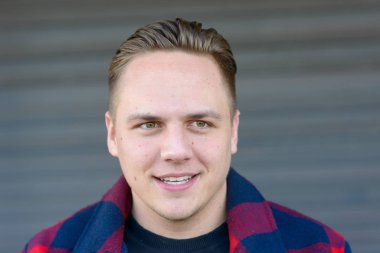 Etkileyici yakışıklı genç adam yana bakıyor.