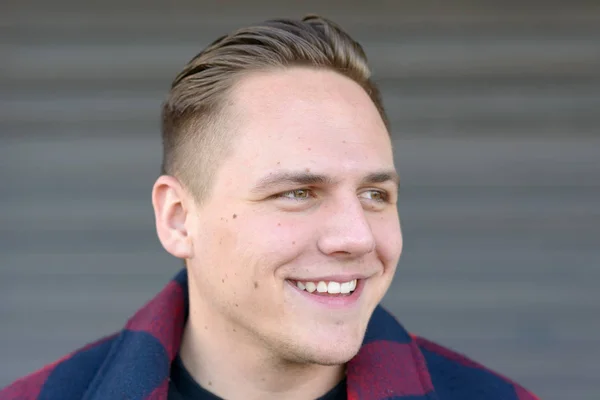 Joven guapo mirando a un lado con una sonrisa — Foto de Stock